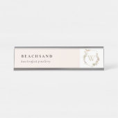 デュスキーピンクワイルドフラワーモノグラムイニシャルクレスト デスクネームプレート (正面)