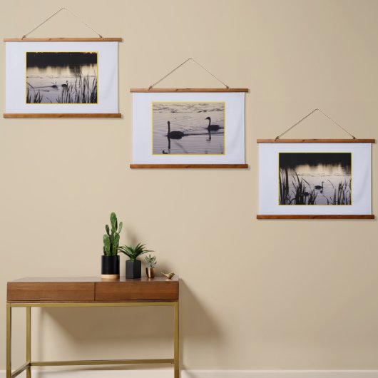 デュスクの森のトランペータースワンがタペストリーをトッピング 吊り下げ型タペストリー (非対称)