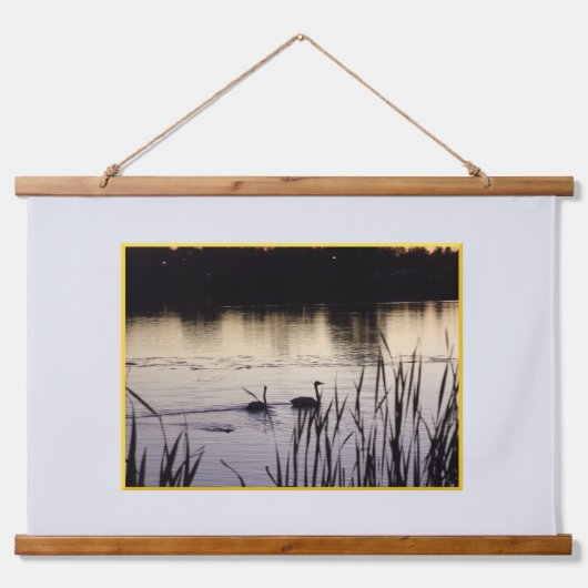 デュスクの森のトランペータースワンがタペストリーをトッピング 吊り下げ型タペストリー (正面)