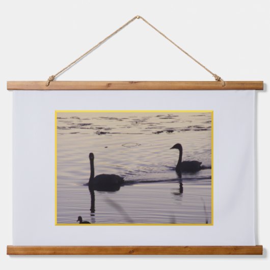 デュスクの森のトランペータースワンがタペストリーをトッピング 吊り下げ型タペストリー (正面2)