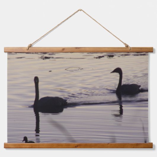 デュスクウッドでトランペーター白鳥ペアをトッピングのタペストリー 吊り下げ型タペストリー (正面)