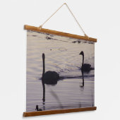 デュスクウッドでトランペーター白鳥ペアをトッピングのタペストリー 吊り下げ型タペストリー (傾斜あり)