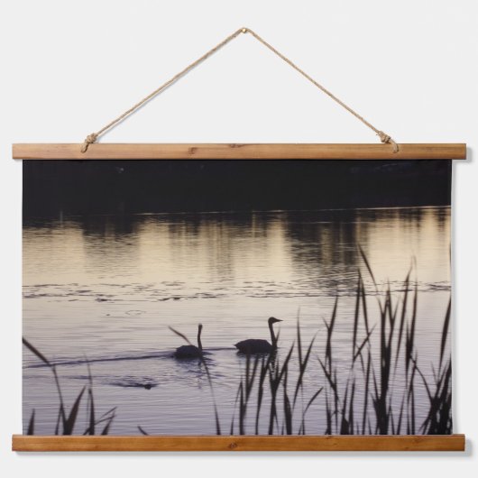 デュスクウッドでトランペーター白鳥ペアをトッピングのタペストリー 吊り下げ型タペストリー (正面2)