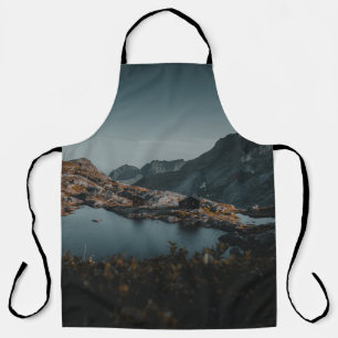 デュリン水の体近くの茶と白の山 エプロン
