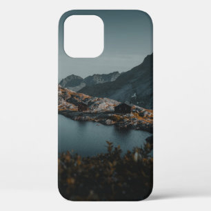 デュリン水の体近くの茶と白の山 iPhone 12ケース
