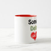 デラウェアの誰かが私を愛している ツートーンマグカップ (中央)