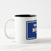 デラウェア州-米国へようこそ交通標識 ツートーンマグカップ (左)