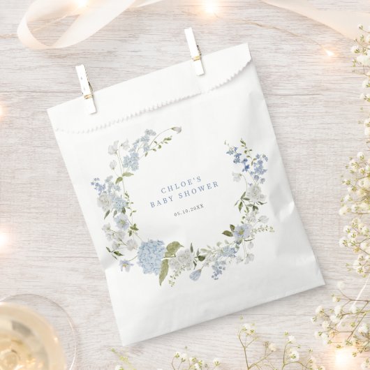 デリケートなブルーフローラリースベビーシャワー フェイバーバッグ (クリップ留めされた状態)