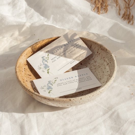 デリケートなブルーフローラ赤ちゃんシャワーおむつラッフル エンクロージャーカード