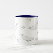 デリケートなベルーガクジラと海藻イラストレーション ツートーンマグカップ (中央)