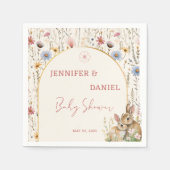 デリケートなベージュワイルドフラワーベビーシャワーバニー スタンダードカクテルナプキン (正面)