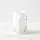 デリケートなワイルドフラワーを使用した名前の縁ど定義 ボーンチャイナマグカップ (裏面)