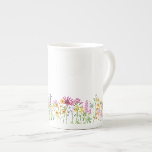 デリケートなワイルドフラワーを使用した名前の縁ど定義 ボーンチャイナマグカップ (正面右)