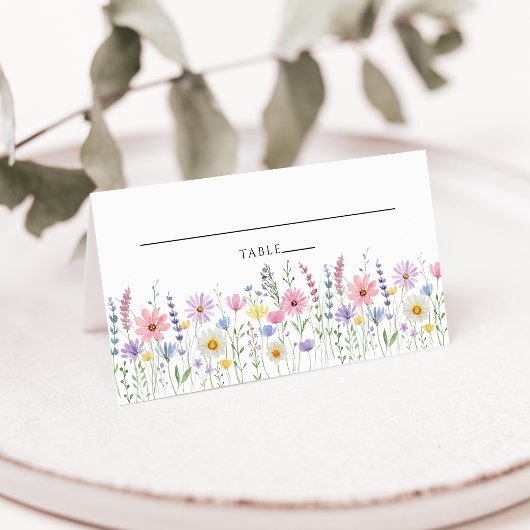デリケートな野の花の草原のウエディングプレイスカード