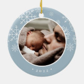 デリケートな雪 |ベビーの初めてのクリスマス写真 セラミックオーナメント (裏面)