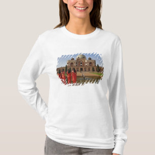デリーの若いインド人女性とフマユーン廟 Tシャツ