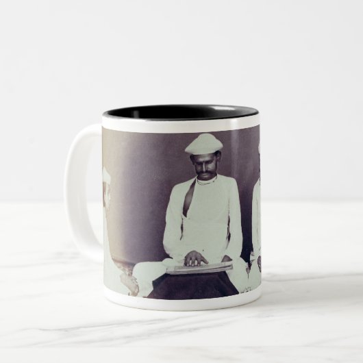 デリー、19世紀(セピア色の写真のヒンズー教のバラモン ツートーンマグカップ (正面左)