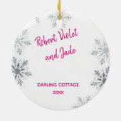 デルの初めてのクリスマスの新しいホーム（写真付き） -ピンク セラミックオーナメント (裏面)