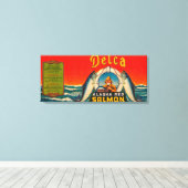 デルカブランドサーモンラベル – 赤 キャンバスプリント (インサイチュ (ウッドフロア))