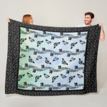 デルフィニアムズアンドバタフライオンスカイフリースブランケット