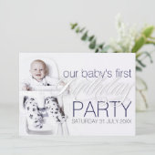 デル男の赤ちゃんフォト誕生日ホワイトパーティの招待状 招待状 (スタンド正面)