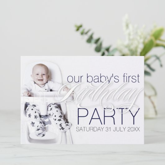 デル男の赤ちゃんフォト誕生日ホワイトパーティの招待状 招待状 (スタンド正面)