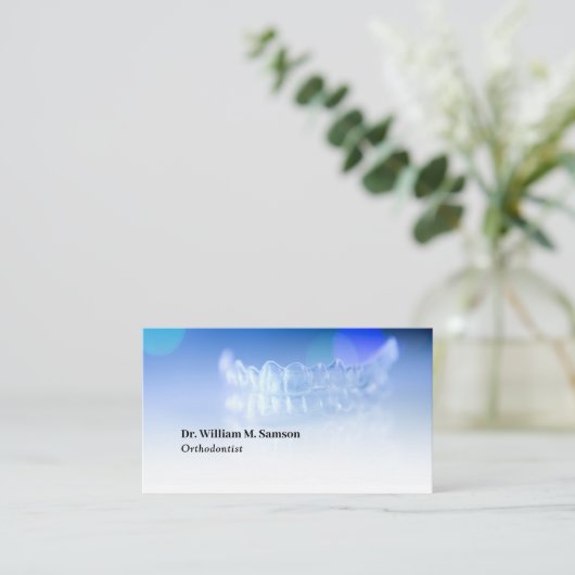デンタルケア歯科矯正医モダン不可視露光装置 名刺 (スタンド正面)