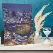 デンバーシティスカイライン&コーズフィールドat Night フォトプラーク (側面)