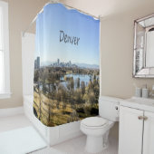 デンバー市とコロラド州の山々 シャワーカーテン (インサイチュ)