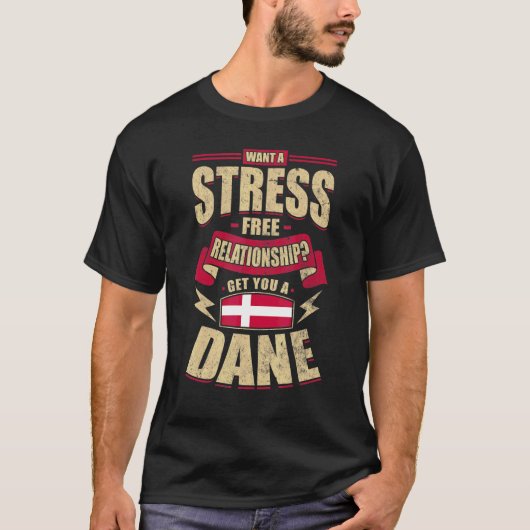 デンマークの旗 デンマーク人を誇りに思う男性と女性 Tシャツ (正面)