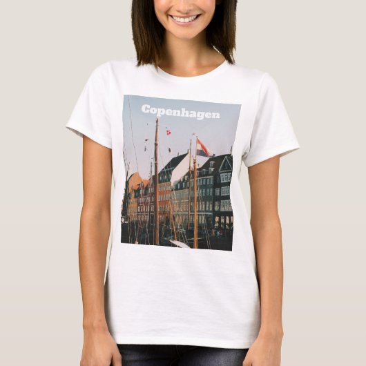 デンマーク、コペンハーゲンの伝統的な港町ニュハウン Tシャツ (正面)