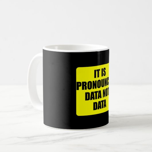 データではなくデータの発音 – 皮肉おもしろい的 コーヒーマグカップ (正面左)