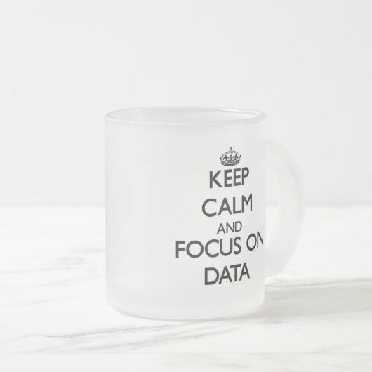 データの平静そして焦点を保って下さい フロストグラスマグカップ (正面右)