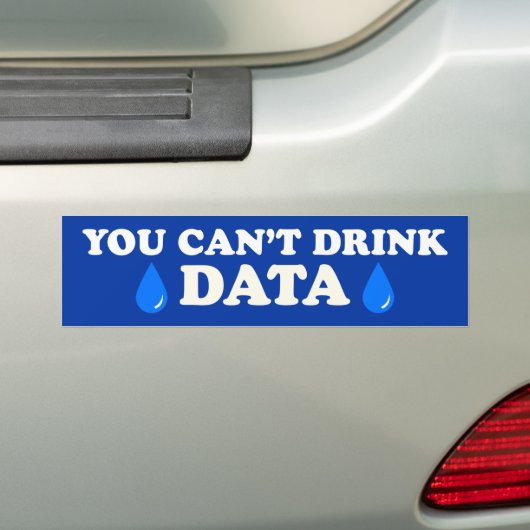 データは飲めない Anti-AI Anti-Data Center バンパーステッカー (車上)