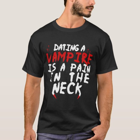 デートすること吸血鬼の首の痛み Tシャツ (正面)