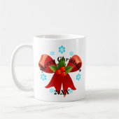 デートメリークリスマスの赤いリボンを追加 コーヒーマグカップ (左)