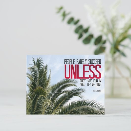 デール・カーネギー感動的引用文「おもしろいを持つ」 ポストカード (スタンド正面)