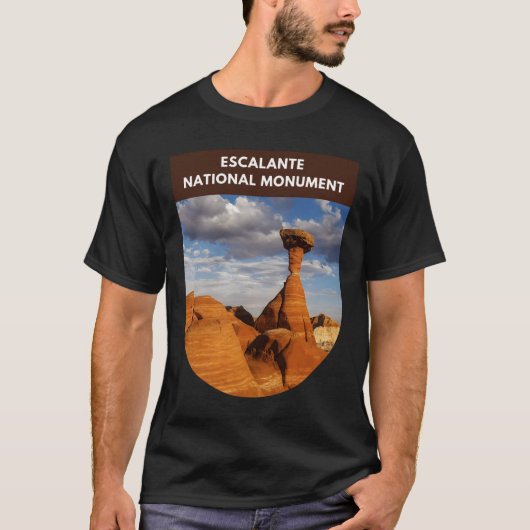 トアドストールズグランド階段 – エスカランテ国民文集 Tシャツ (正面)