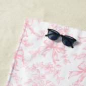 トイルピンクとホワイトコケットボウウェディングパーティー ビーチタオル (インサイチュ)