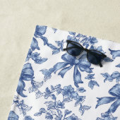 トイルブルーとホワイトコケットのボウウェディングパーティー ビーチタオル (インサイチュ)