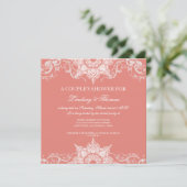 トイル·ダマスク·スワール·カップル·シャワー·コーラル·ピンク 招待状 (スタンド正面)