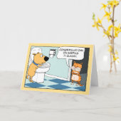 トイレおもしろい誕生日で飲む猫を捕まえる犬 カード (黄色い花)