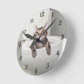 トイレに入ったタビー猫 ラウンド壁時計 (傾斜)