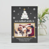 トイレットペーパーのクリスマスツリーのユーモアあふれる写真 プラッドの雪 シーズンカード (スタンド正面)