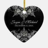 トイレブラックnホワイトダマスクスワール初めてのクリスマス セラミックオーナメント (正面)