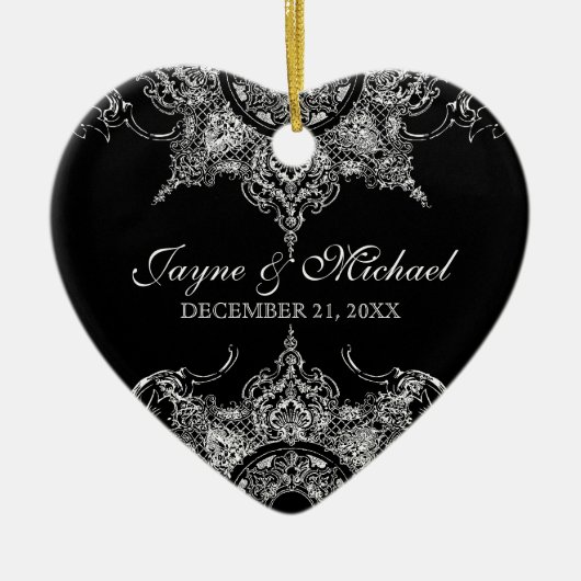 トイレブラックnホワイトダマスクスワール初めてのクリスマス セラミックオーナメント (正面)