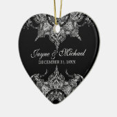 トイレブラックnホワイトダマスクスワール初めてのクリスマス セラミックオーナメント (左)