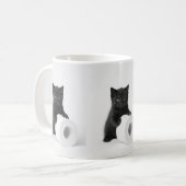 トイレペーパーのロールを守る子猫 コーヒーマグカップ (正面左)