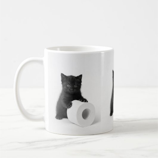 トイレペーパーのロールを守る子猫 コーヒーマグカップ (左)