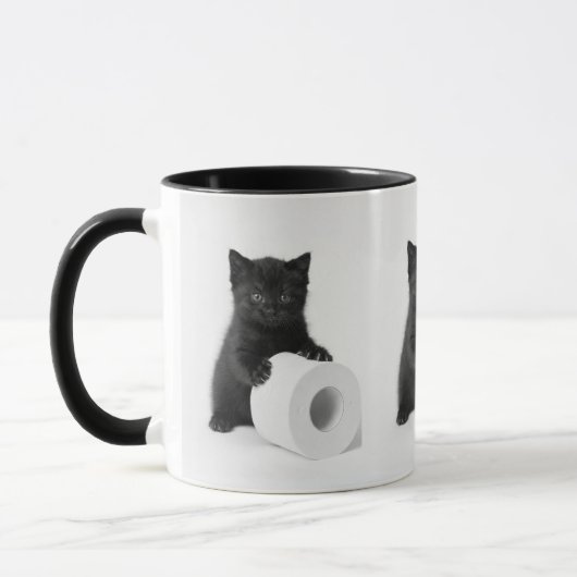 トイレペーパーのロールを守る子猫 マグカップ (左)
